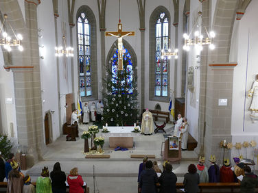 Diözesale Aussendung der Sternsinger des Bistums Fulda in St. Crescentius (Foto: Karl-Franz Thiede)